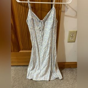 Cute spring mini dress with slit on side. Daisy pattern and very cute style.